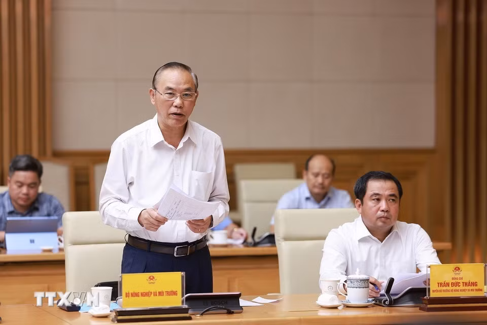 Thứ trưởng Bộ Nông nghiệp và Môi trường Phùng Đức Tiến báo cáo tình hình xử lý vi phạm trong việc khai thác hải sản. (Ảnh: Dương Giang/TTXVN)