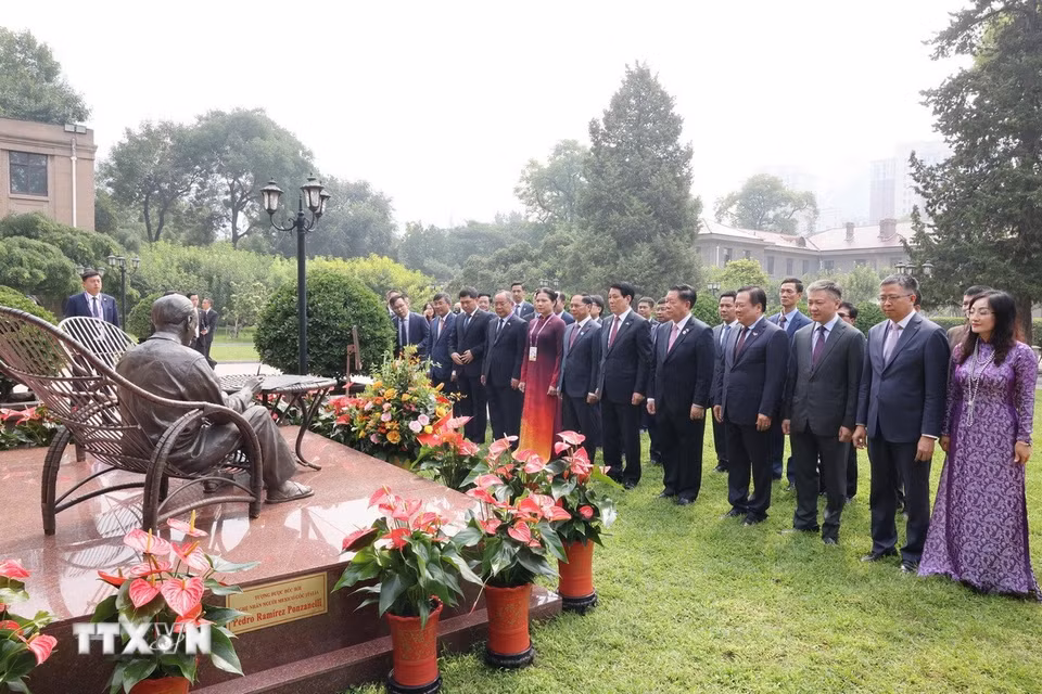 Chủ tịch nước Lương Cường dâng hoa, tưởng nhớ Chủ tịch Hồ Chí Minh trong khuôn viên Đại sứ quán Việt Nam tại Trung Quốc. (Ảnh: Lâm Khánh/TTXVN)