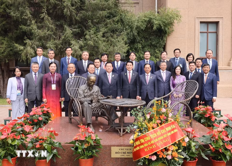 Chủ tịch nước Lương Cường và các bộ nhân viên Đại sứ quán Việt Nam tại Trung Quốc và thiếu nhi bên tượng Chủ tịch Hồ Chí Minh. (Ảnh: Lâm Khánh/TTXVN)