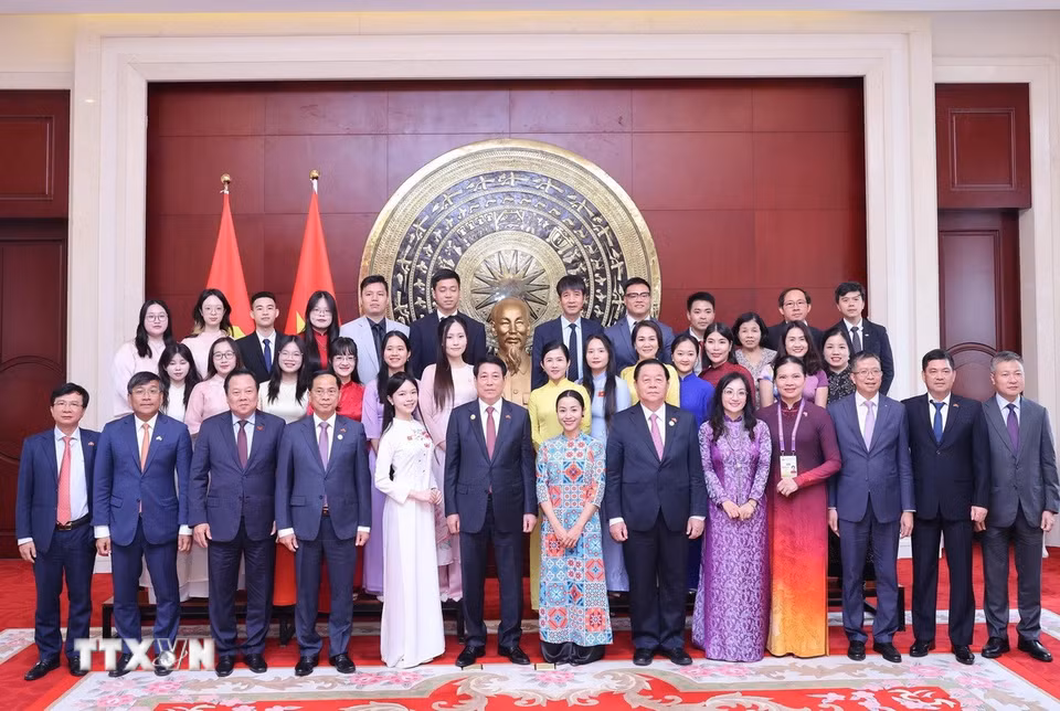 Chủ tịch nước Lương Cường với đại diện cộng đồng người Việt Nam tại Trung Quốc. (Ảnh: Lâm Khánh/TTXVN)