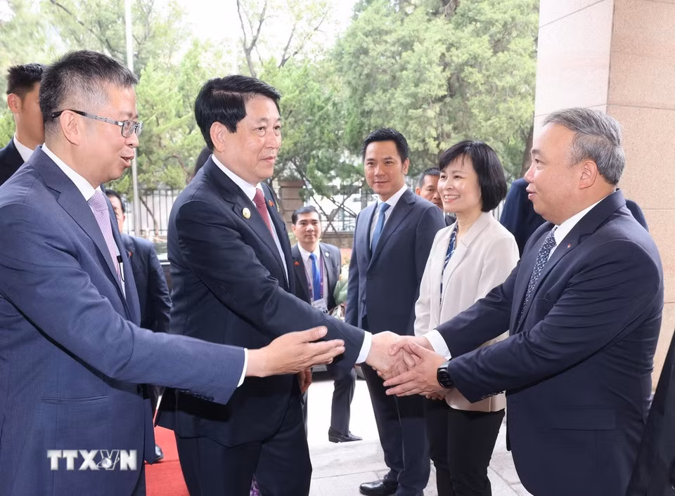 Chủ tịch nước Lương Cường gặp gỡ cán bộ, nhân viên Đại sứ quán, các cơ quan ngoại giao và đại diện cộng đồng người Việt Nam đang sinh sống, làm việc tại Trung Quốc. (Ảnh: Lâm Khánh/TTXVN)