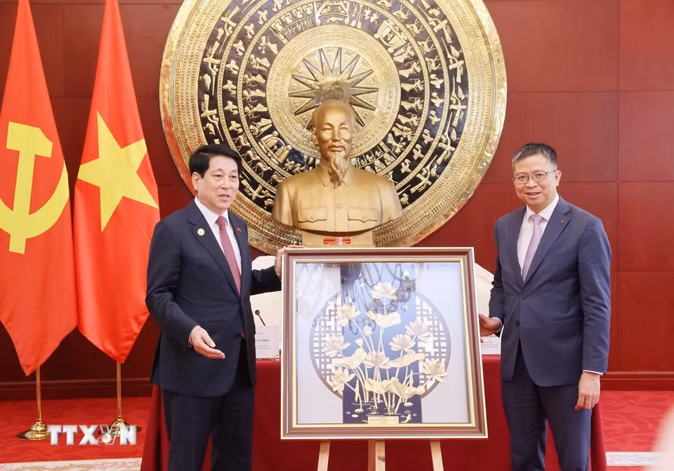 Chủ tịch nước Lương Cường trao quà lưu niệm tặng Đại sứ quán Việt Nam tại Trung Quốc. (Ảnh: Lâm Khánh/TTXVN)