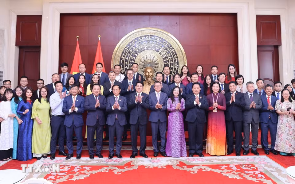 Chủ tịch nước Lương Cường với đại diện cộng đồng người Việt Nam tại Trung Quốc. (Ảnh: Lâm Khánh/TTXVN)