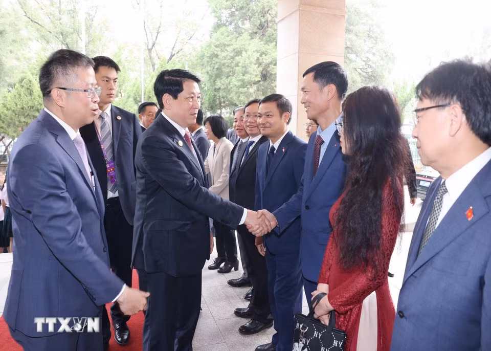 Chủ tịch nước Lương Cường gặp gỡ cán bộ, nhân viên Đại sứ quán, các cơ quan ngoại giao và đại diện cộng đồng người Việt Nam đang sinh sống, làm việc tại Trung Quốc. (Ảnh: Lâm Khánh/TTXVN)