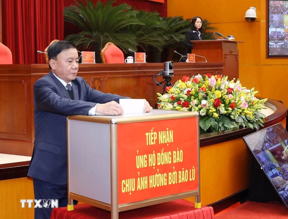 Ôngí Trần Cẩm Tú, Ủy viên Bộ Chính trị, Thường trực Ban Bí thư, quyên góp ủng hộ đồng bào chịu ảnh hưởng của lũ lụt. (Ảnh: Phương Hoa/TTXVN)