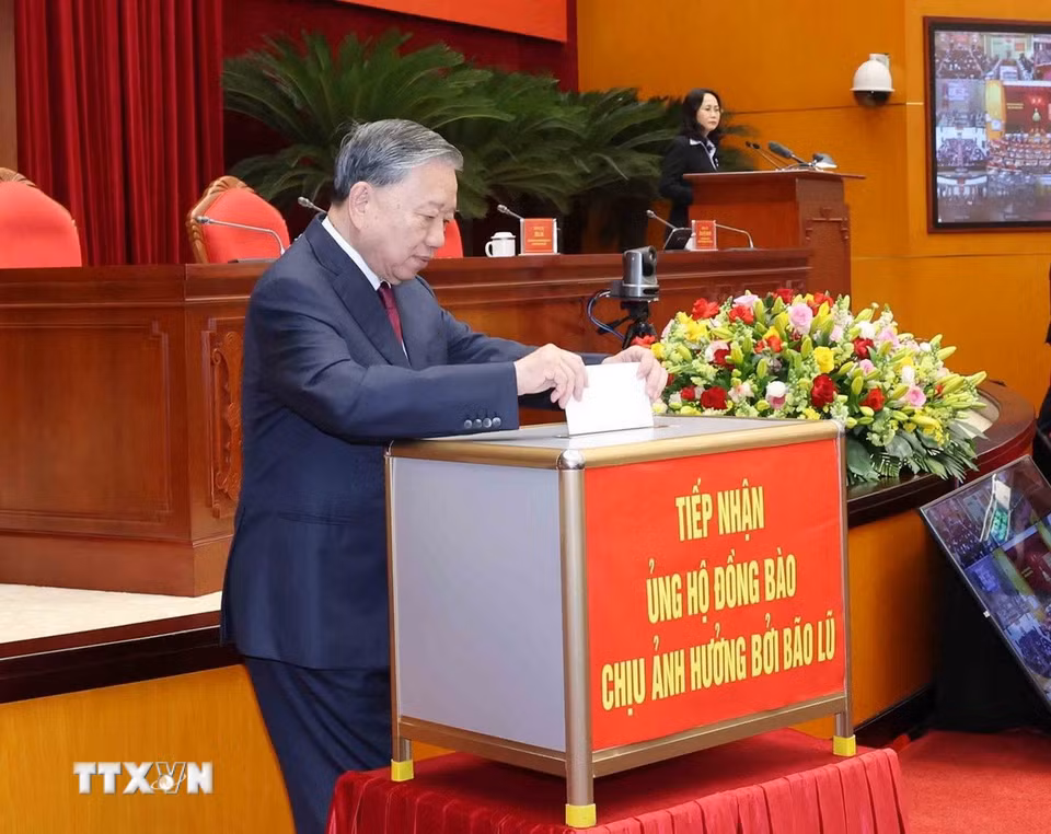 Tổng Bí thư Tô Lâm quyên góp ủng hộ đồng bào chịu ảnh hưởng bởi bão lũ lụt. (Ảnh: Phương Hoa/TTXVN)
