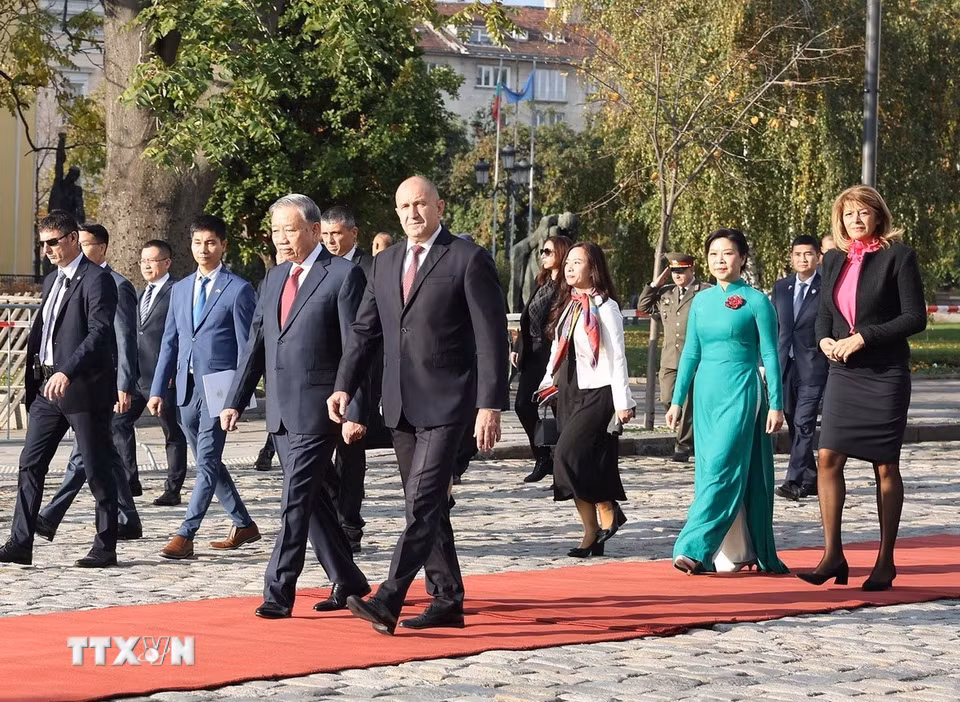 Tổng thống Cộng hòa Bulgaria Rumen Radev và Phu nhân chủ trì Lễ đón Tổng Bí thư Tô Lâm và Phu nhân thăm chính thức Bulgaria. (Ảnh: Thống Nhất/TTXVN)