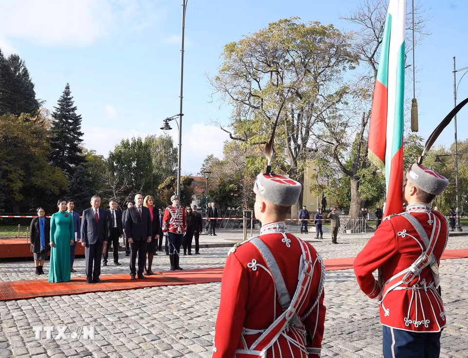 Tổng thống Cộng hòa Bulgaria Rumen Radev và Phu nhân chủ trì Lễ đón Tổng Bí thư Tô Lâm và Phu nhân thăm chính thức Bulgaria. (Ảnh: Thống Nhất/TTXVN)