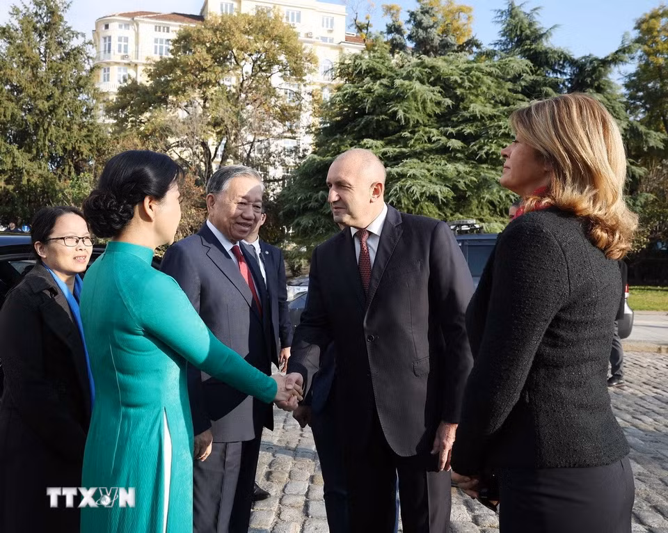 Tổng thống Cộng hòa Bulgaria Rumen Radev và Phu nhân chủ trì Lễ đón Tổng Bí thư Tô Lâm và Phu nhân thăm chính thức Bulgaria. (Ảnh: Thống Nhất/TTXVN)
