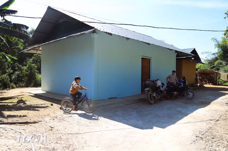 Khung cảnh bình yên tại những căn nhà mới được dựng lại sau lũ dữ trên địa bàn các xã biên giới phía Tây tỉnh Nghệ An. (Ảnh: Xuân Tiến/TTXVN)