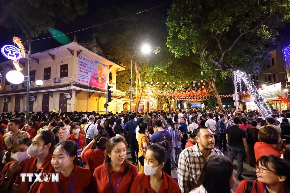 Hàng vạn tăng ni, Phật tử và người dân xếp nhiều hàng dài trên phố Quán Sứ (Hà Nội) chờ được chiêm bái xá lợi Đức Phật. (Ảnh: Minh Đức/TTXVN)