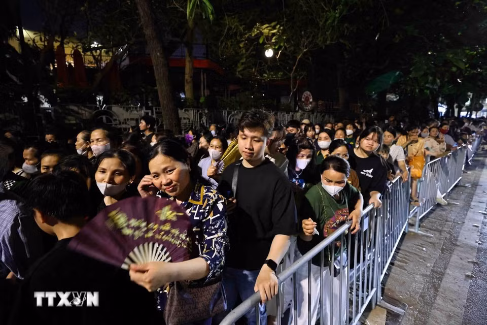 Hàng vạn tăng ni, Phật tử và người dân xếp nhiều hàng dài trên phố Yết Kiêu, Trần Quốc Toản (Hà Nội) chờ được chiêm bái xá lợi Đức Phật. (Ảnh: Minh Đức/TTXVN)