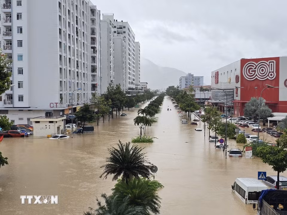 Nước lũ gây ngập sâu đường 19/5 phường Tây Nha Trang (Khánh Hòa). (Ảnh: Nguyễn Thành/TTXVN)
