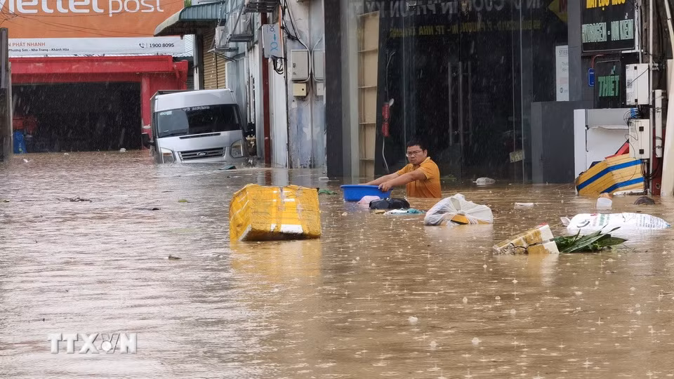 Mưa kéo dài khiến lũ lên nhanh, gây ngập sâu nhiều khu vực ở phường Tây Nha Trang (Khánh Hòa). (Ảnh: Nguyễn Thành/TTXVN)