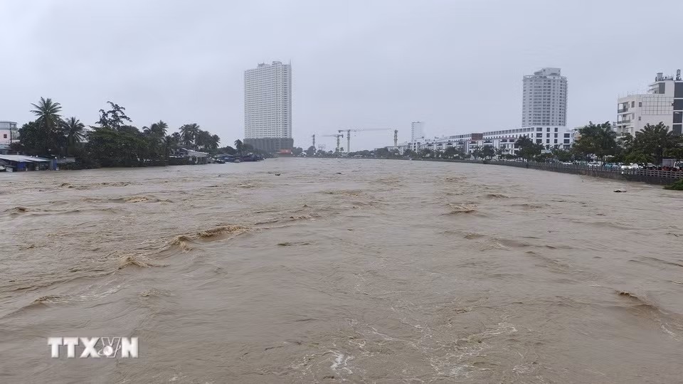 Nước lũ trên sông Cái Nha Trang (Khánh Hòa) dâng cao. (Ảnh: Nguyễn Thành/TTXVN)