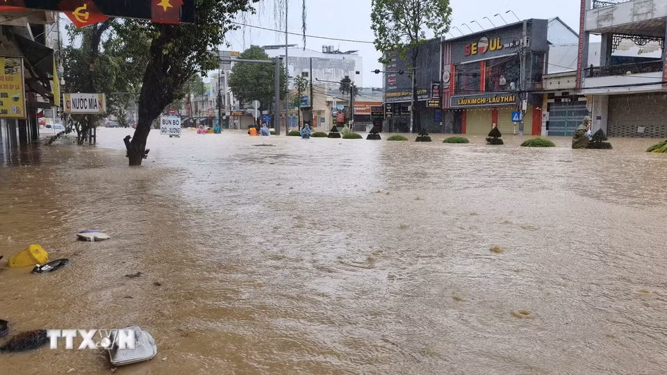 Nước lũ dâng cao trên đường 23 tháng 10 phường Tây Nha Trang (Khánh Hòa). (Ảnh: Nguyễn Thành/TTXVN)