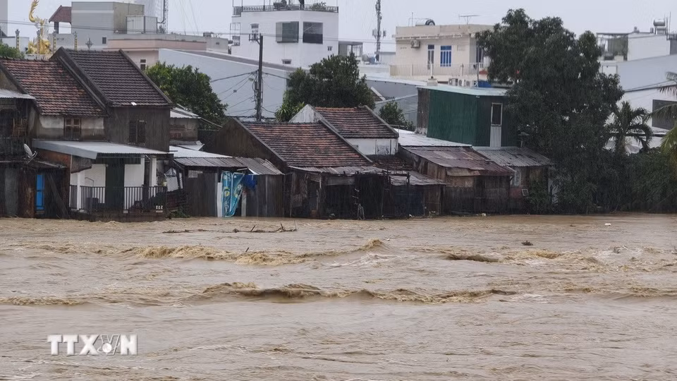 Nước lũ uy hiếp khu dân cư phường Bắc Nha Trang (Khánh Hòa). (Ảnh: Nguyễn Thành/TTXVN)
