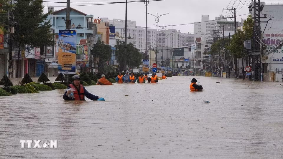 Nước lũ dâng cao trên đường 23 tháng 10, phường Tây Nha Trang (Khánh Hòa). (Ảnh: Nguyễn Thành/TTXVN)