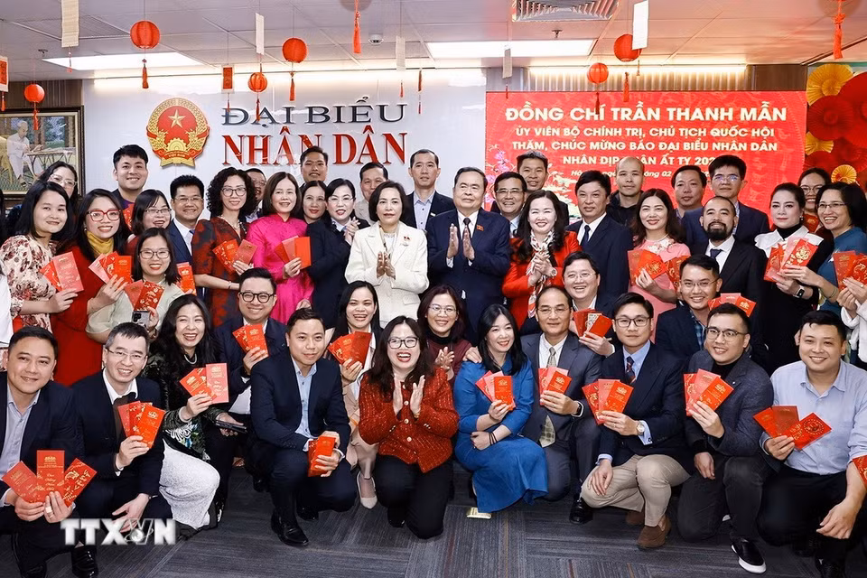 Chủ tịch Quốc hội Trần Thanh Mẫn với cán bộ, phóng viên, biên tập viên của Báo Đại biểu Nhân dân. (Ảnh: Doãn Tấn/TTXVN)