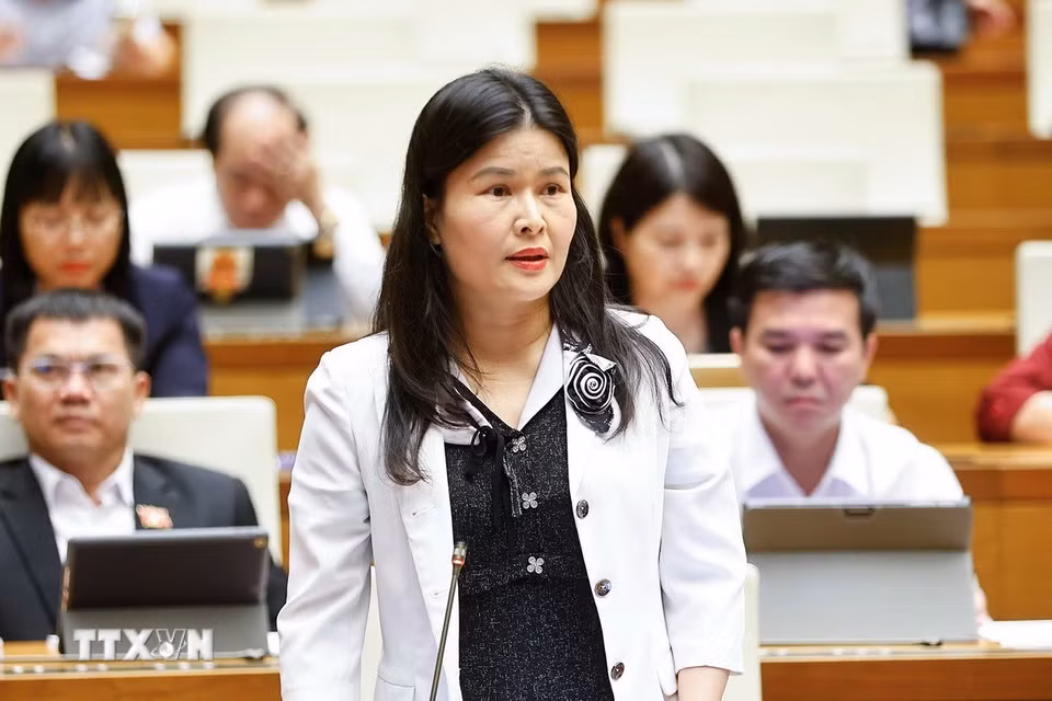 Đại biểu Quốc hội tỉnh Hà Tĩnh Bùi Thị Quỳnh Thơ phát biểu. (Ảnh: Doãn Tấn/TTXVN)