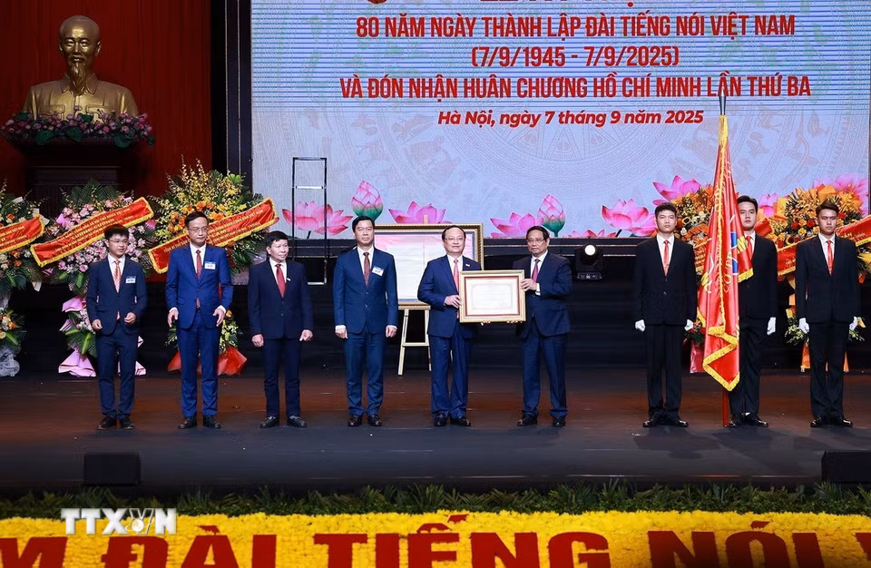 Thủ tướng Phạm Minh Chính trao Huân chương Hồ Chí Minh cho Đài Tiếng nói Việt Nam. (Ảnh: Dương Giang/TTXVN)