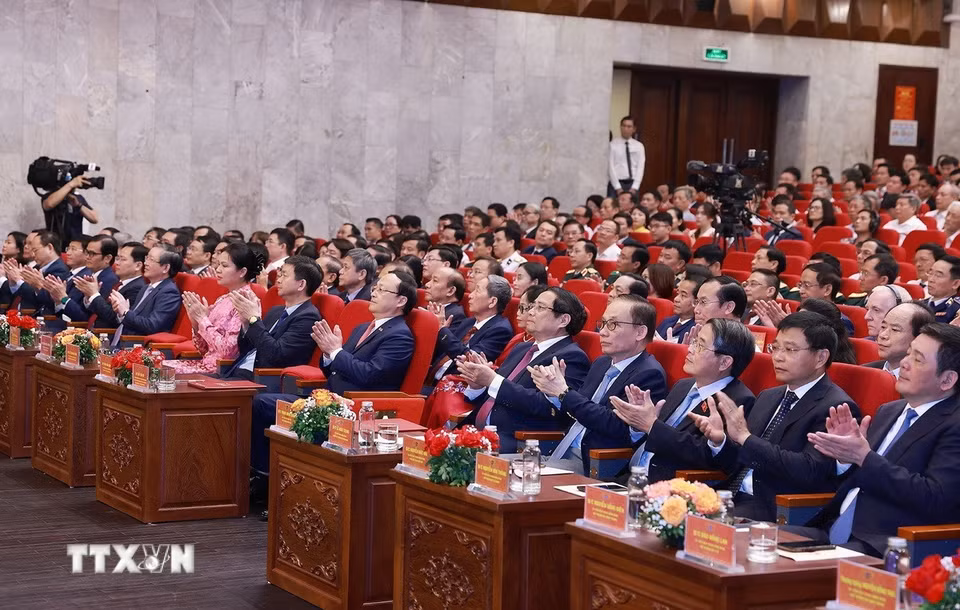 Thủ tướng Phạm Minh Chính và các đại biểu tham dự Lễ kỷ niệm 80 năm Ngày thành lập Đài Tiếng nói Việt Nam. (Ảnh: Dương Giang/TTXVN)