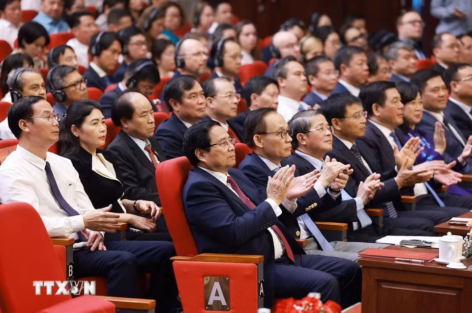 Thủ tướng Phạm Minh Chính và các đại biểu tham dự Lễ kỷ niệm 80 năm Ngày thành lập Đài Tiếng nói Việt Nam. (Ảnh: Dương Giang/TTXVN)
