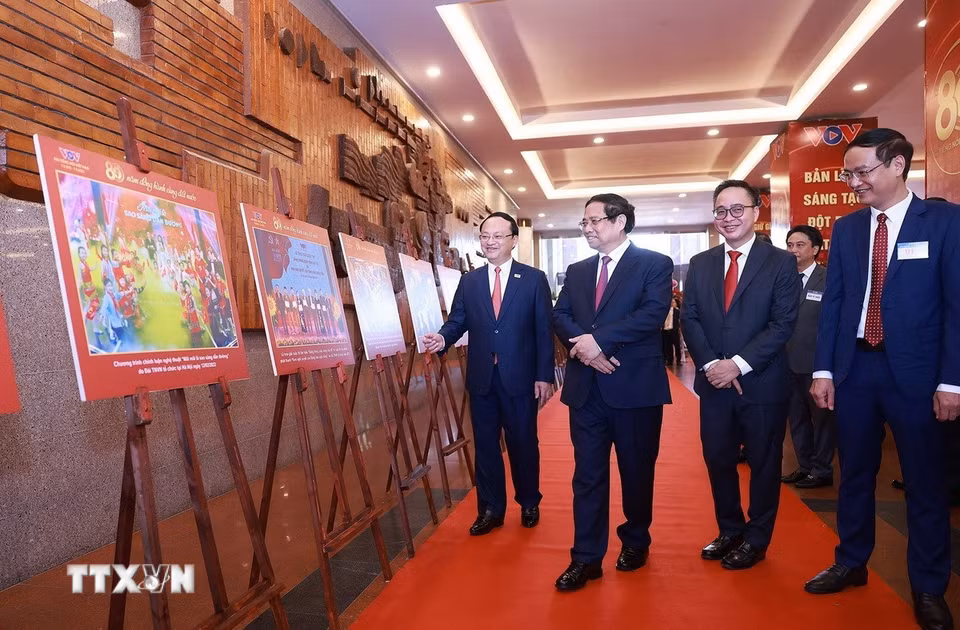 Thủ tướng Phạm Minh Chính tham quan trưng bày ảnh về quá trình hình thành và phát triển của Đài Tiếng nói Việt Nam. (Ảnh: Dương Giang/TTXVN)