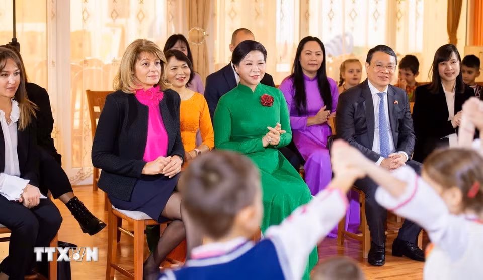 Hai Phu nhân cùng thưởng thức các tiết mục văn nghệ do các em nhỏ biểu diễn, với những khúc ca Việt Nam và Bulgaria ngân vang, rộn rã. (Ảnh: TTXVN)