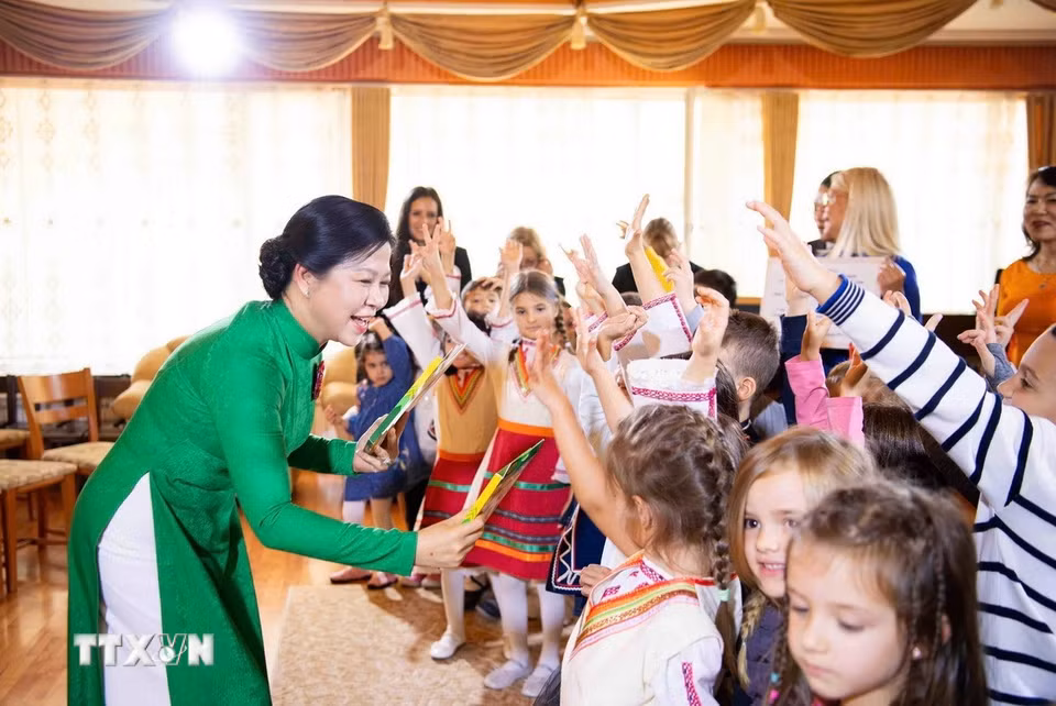 Bà Ngô Phương Ly, Phu nhân Tổng Bí thư Tô Lâm tặng quà cho các em nhỏ Trường mầm non số 2 “Zvanche” ở thủ đô Sofia. (Ảnh: TTXVN)
