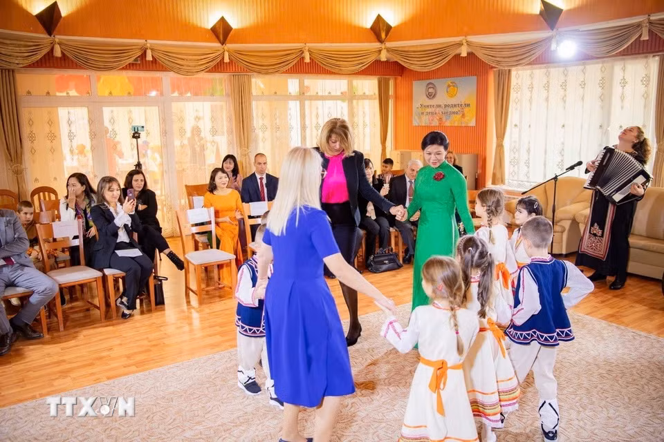 Hai Phu nhân nắm tay các em nhỏ hòa mình trong điệu nhảy dân gian Bulgaria, những bước nhảy vui tươi, hồn nhiên, như những nhịp cầu kết nối hai nền văn hóa. (Ảnh: TTXVN)