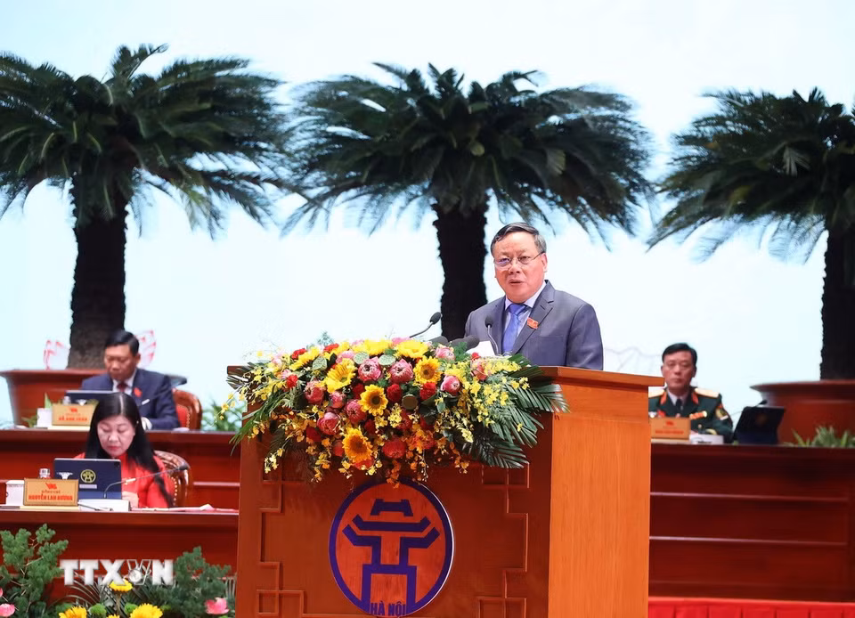 Đồng chí Nguyễn Văn Phong, Phó Bí thư Thường trực Thành ủy Hà Nội trình bày Báo cáo chính trị của Ban Chấp hành Đảng bộ thành phố Hà Nội trình Đại hội. (Ảnh: Văn Điệp/TTXVN)