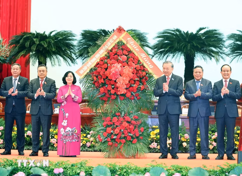 Tổng Bí thư Tô Lâm tặng hoa chúc mừng Đại hội đại biểu Đảng bộ thành phố Hà Nội lần thứ XVIII. (Ảnh: Thống Nhất/TTXVN)