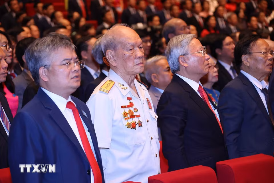 Các đại biểu thực hiện nghi lễ chào cờ. (Ảnh: Văn Điệp/TTXVN)