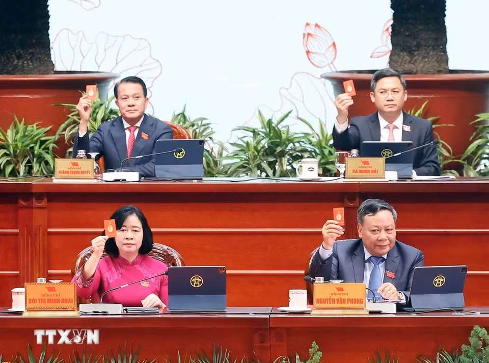 Đoàn Chủ tịch Đại hội tham gia biểu quyết. (Ảnh: Thống Nhất/TTXVN)