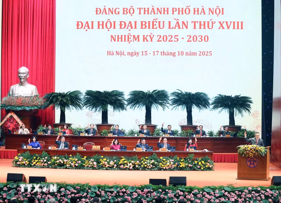Đoàn Chủ tịch biểu quyết tại Đại hội. (Ảnh: Thống Nhất/TTXVN)