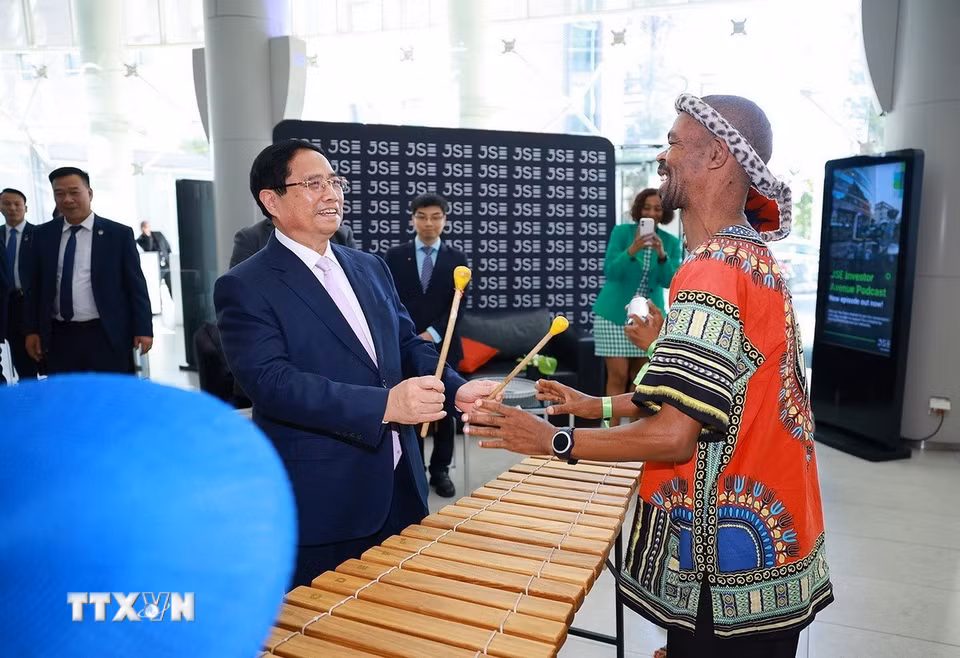 Thủ tướng Phạm Minh Chính thăm và khai trương phiên giao dịch tại Thị trường Chứng khoán Johannesburg. (Ảnh: Dương Giang/TTXVN)