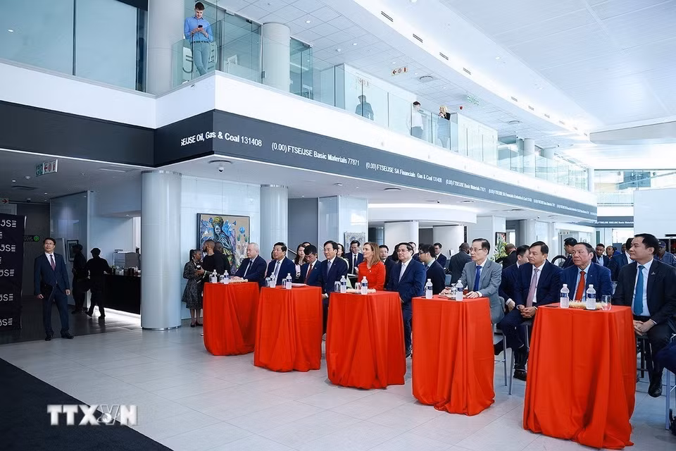 Thủ tướng Phạm Minh Chính tham dự khai trương phiên giao dịch tại Thị trường Chứng khoán Johannesburg. (Ảnh: Dương Giang/TTXVN)