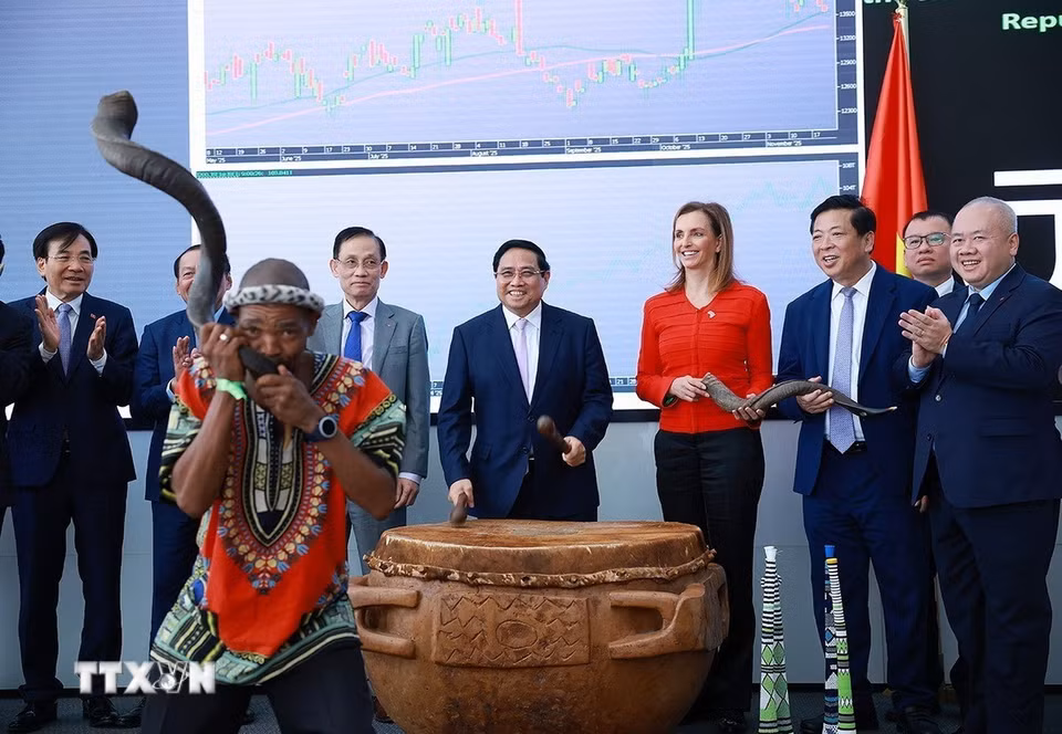 Thủ tướng Phạm Minh Chính và các đại biểu đánh trống khai trương phiên giao dịch tại Thị trường Chứng khoán Johannesburg. (Ảnh: Dương Giang/TTXVN)