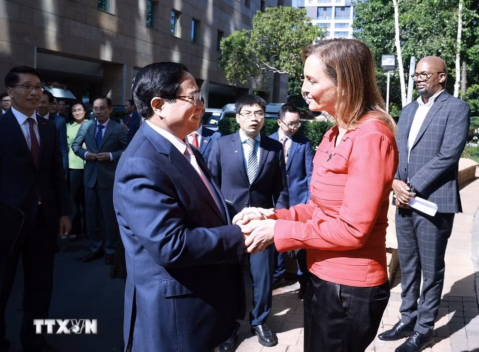 Thủ tướng Phạm Minh Chính thăm và khai trương phiên giao dịch tại Thị trường Chứng khoán Johannesburg. (Ảnh: Dương Giang/TTXVN)