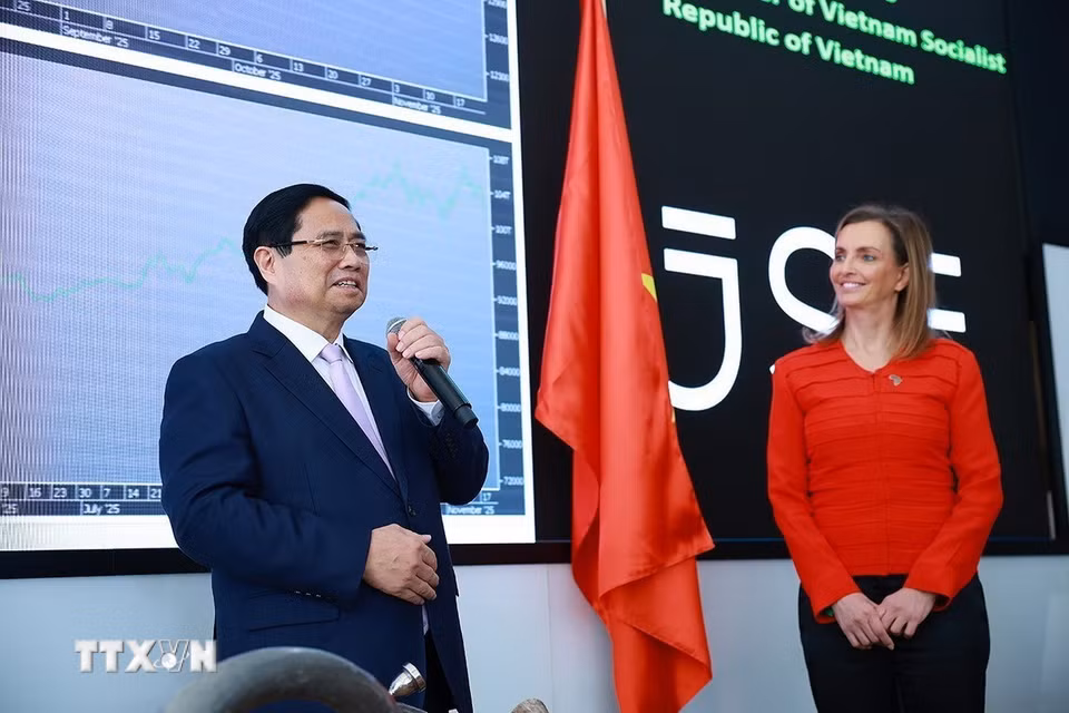 Thủ tướng Phạm Minh Chính phát biểu khi đến thăm sàn giao dịch tại Thị trường Chứng khoán Johannesburg. (Ảnh: Dương Giang/TTXVN)
