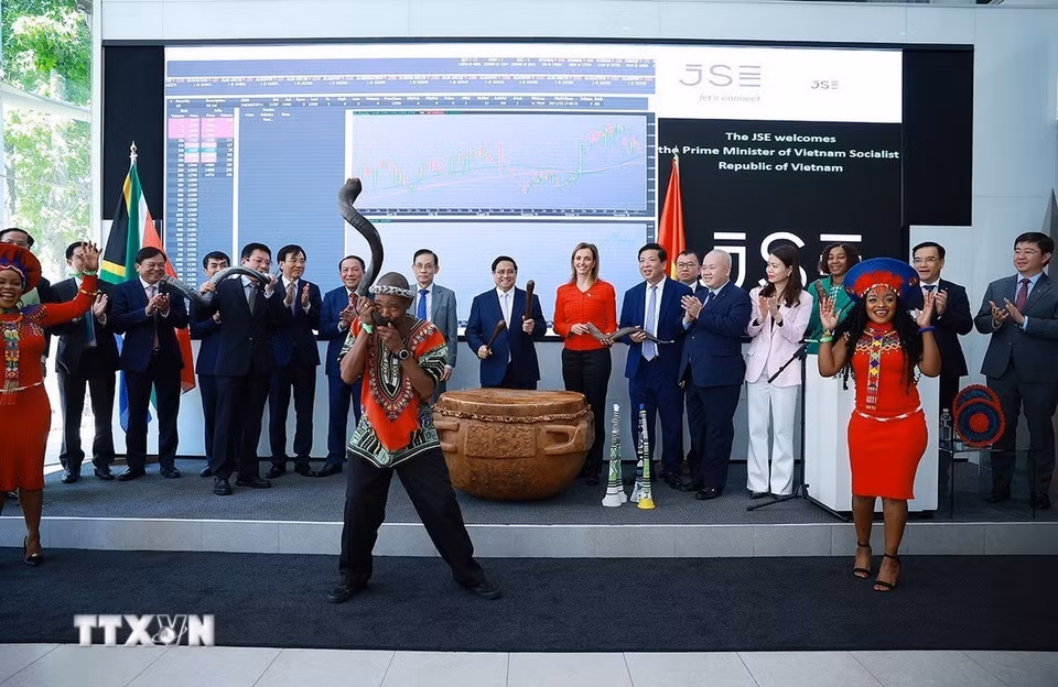 Thủ tướng Phạm Minh Chính và các đại biểu đánh trống khai trương phiên giao dịch tại Thị trường Chứng khoán Johannesburg. (Ảnh: Dương Giang/TTXVN)