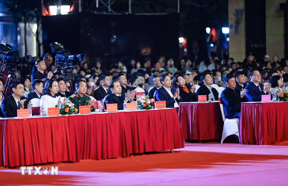 Chủ tịch Quốc hội Trần Thanh Mẫn cùng các đại biểu dự chương trình. (Ảnh: Thanh Tùng/TTXVN)