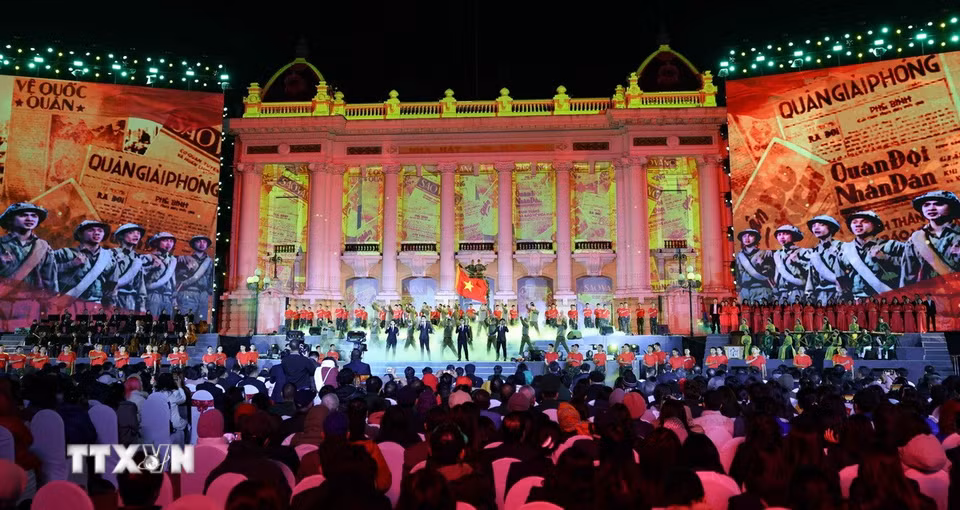 Chương trình nghệ thuật đặc biệt "Mừng Đảng, mừng Xuân, mừng đất nước đổi mới” kỷ niệm 95 năm Ngày thành lập Đảng Cộng sản Việt Nam (3/2/1930-3/2/2025). (Ảnh: Thanh Tùng/TTXVN)