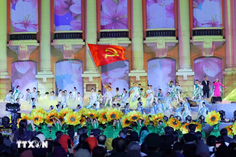 Chương trình nghệ thuật đặc biệt được xây dựng theo hành trình lịch sử của đất nước với 3 chương theo chủ đề “Ánh sáng dẫn đường;” “Ánh sáng đổi mới;” “Kỷ nguyên ánh sáng.” (Ảnh: Thanh Tùng/TTXVN)