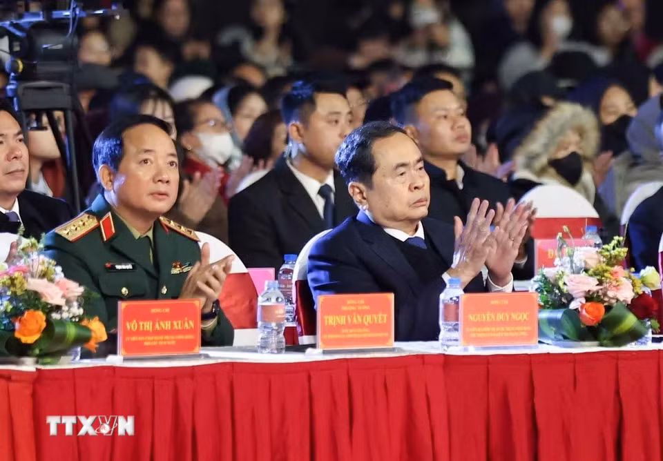 Chủ tịch Quốc hội Trần Thanh Mẫn cùng các lãnh đạo Đảng, Nhà nước; Lãnh đạo các bộ, ban, ngành, đoàn thể dự chương trình nghệ thuật đặc biệt “95 năm - Ánh sáng soi đường.” (Ảnh: Thanh Tùng/TTXVN)