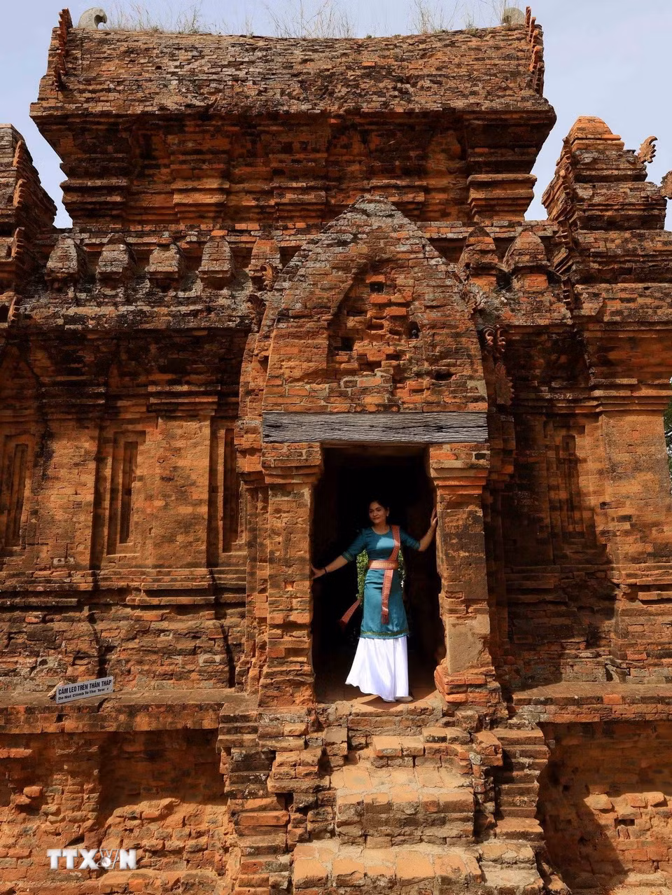 Nơi đây không chỉ là di tích để tham quan mà còn là một trung tâm của các thực hành tín ngưỡng Chăm đương đại. (Ảnh: Nhật An/TTXVN)