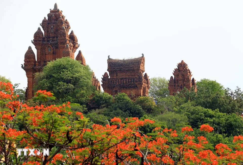 Tháp Po Klong Garai nằm trên ngọn đồi Trầu, phường Đô Vinh, thành phố Phan Rang-Tháp Chàm. (Ảnh: Nhật Anh/TTXVN)