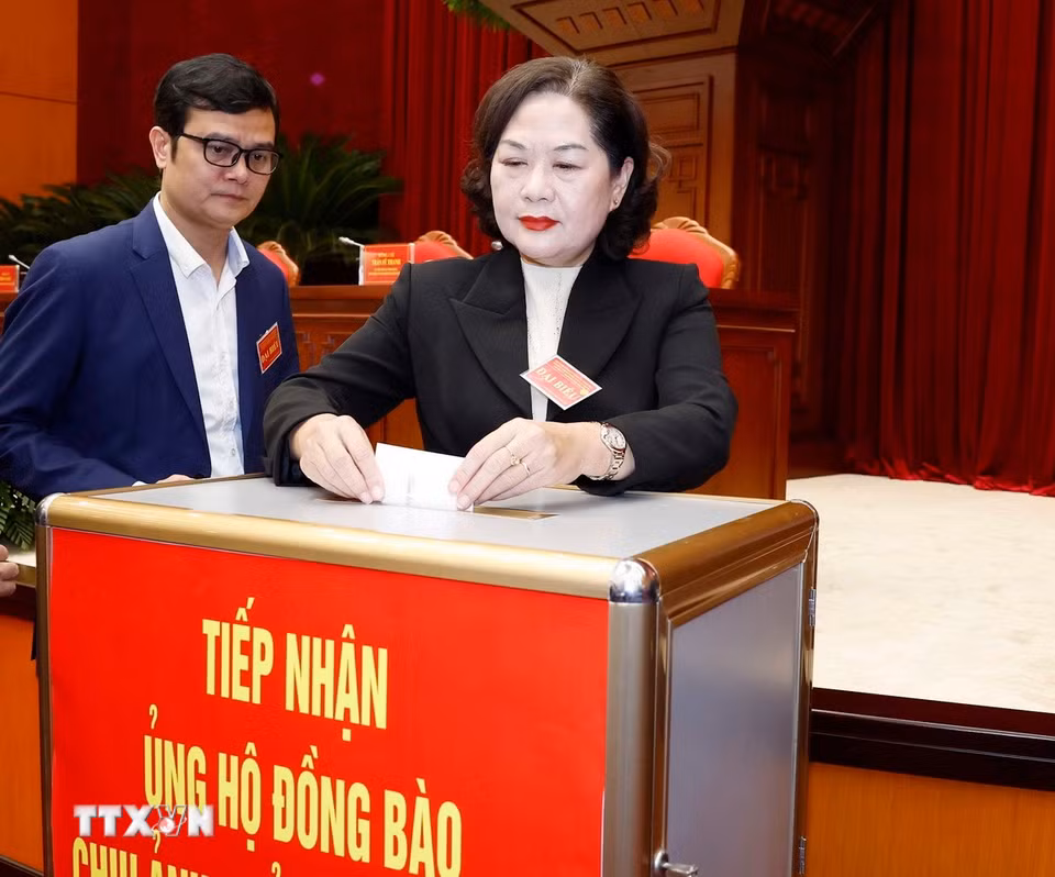Đại biểu tham dự hội nghị quyên góp ủng hộ đồng bào chịu ảnh hưởng bởi lũ lụt. (Ảnh: Phương Hoa/TTXVN)