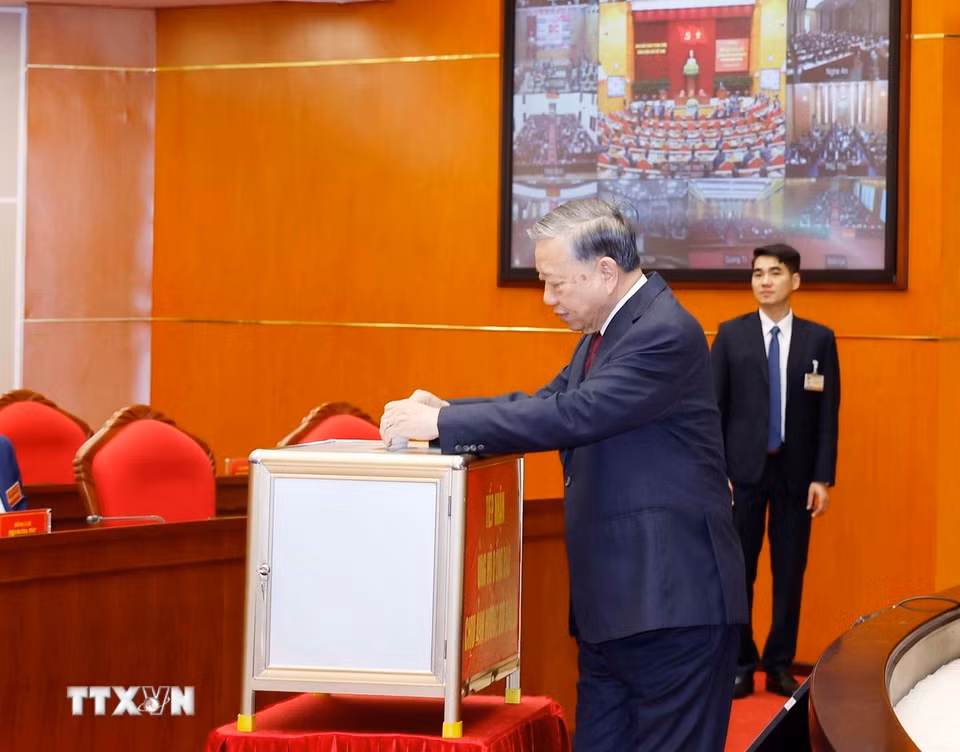 Tổng Bí thư Tô Lâm quyên góp ủng hộ đồng bào chịu ảnh hưởng bởi bão lũ lụt. (Ảnh: Phương Hoa/TTXVN)